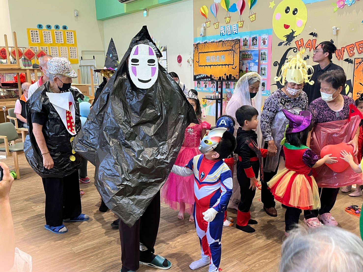 ▲萬聖節前夕！花壇秀和苑日照中心與貝威幼兒園攜手舉辦一場萬聖節歡樂趴，小朋友們紛紛拿著小南瓜籃向長輩索取糖果。（記者張溎壕攝）