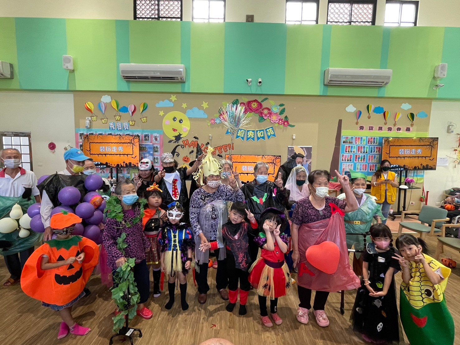 ▲萬聖節前夕！花壇秀和苑日照中心與貝威幼兒園攜手舉辦一場萬聖節歡樂趴，小朋友們紛紛拿著小南瓜籃向長輩索取糖果。（記者張溎壕攝）