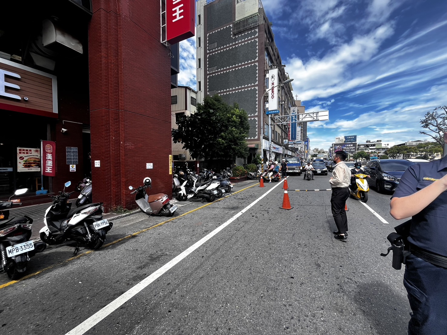 ▲東北季風狂襲!,彰化市中山路1棟大樓6樓的玻璃突然應聲碎裂,大片玻璃噴飛,樓下1名女子頭部慘遭砸傷,當場噴血,經送醫搶救。(民眾提供)