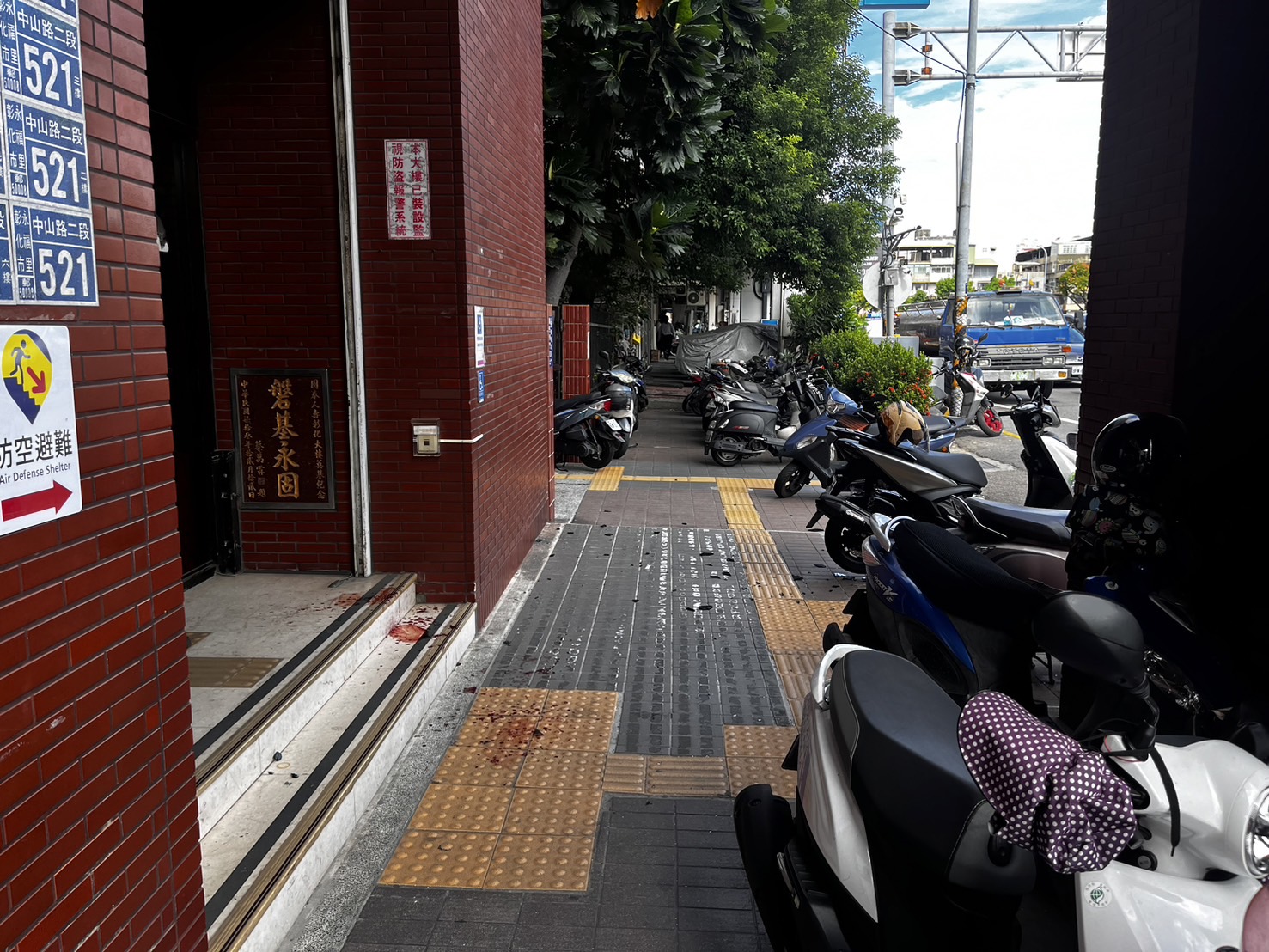 ▲東北季風狂襲！，彰化市中山路1棟大樓6樓的玻璃突然應聲碎裂，大片玻璃噴飛，樓下1名女子頭部慘遭砸傷，當場噴血，經送醫搶救。（民眾提供）