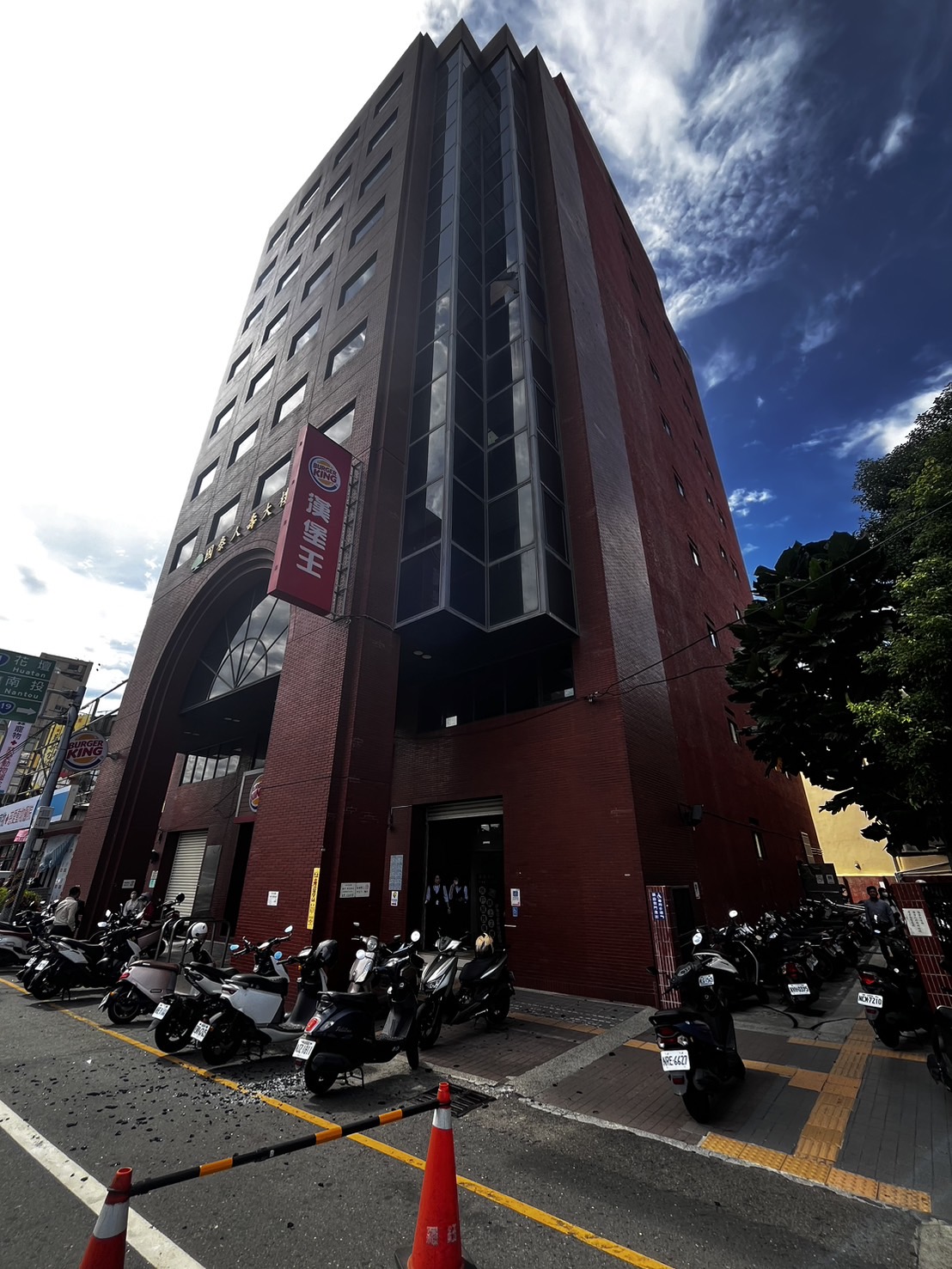 ▲東北季風狂襲！，彰化市中山路1棟大樓6樓的玻璃突然應聲碎裂，大片玻璃噴飛，樓下1名女子頭部慘遭砸傷，當場噴血，經送醫搶救。（民眾提供）