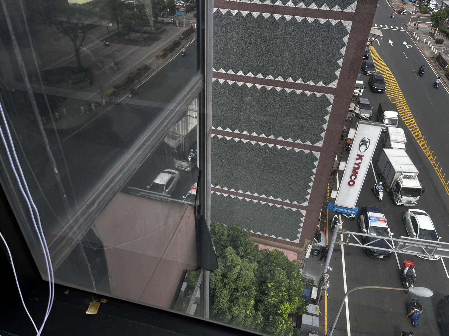 ▲東北季風狂襲！，彰化市中山路1棟大樓6樓的玻璃突然應聲碎裂，大片玻璃噴飛，樓下1名女子頭部慘遭砸傷，當場噴血，經送醫搶救。（民眾提供）