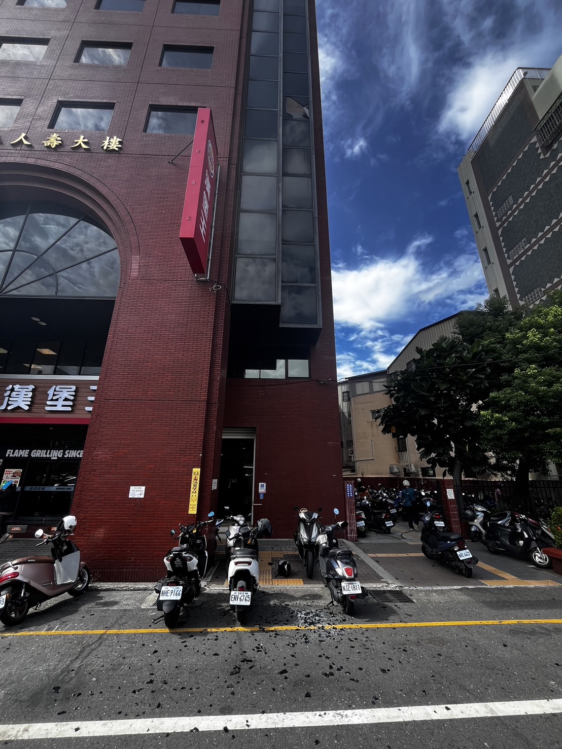 ▲東北季風狂襲！，彰化市中山路1棟大樓6樓的玻璃突然應聲碎裂，大片玻璃噴飛，樓下1名女子頭部慘遭砸傷，當場噴血，經送醫搶救。（民眾提供）