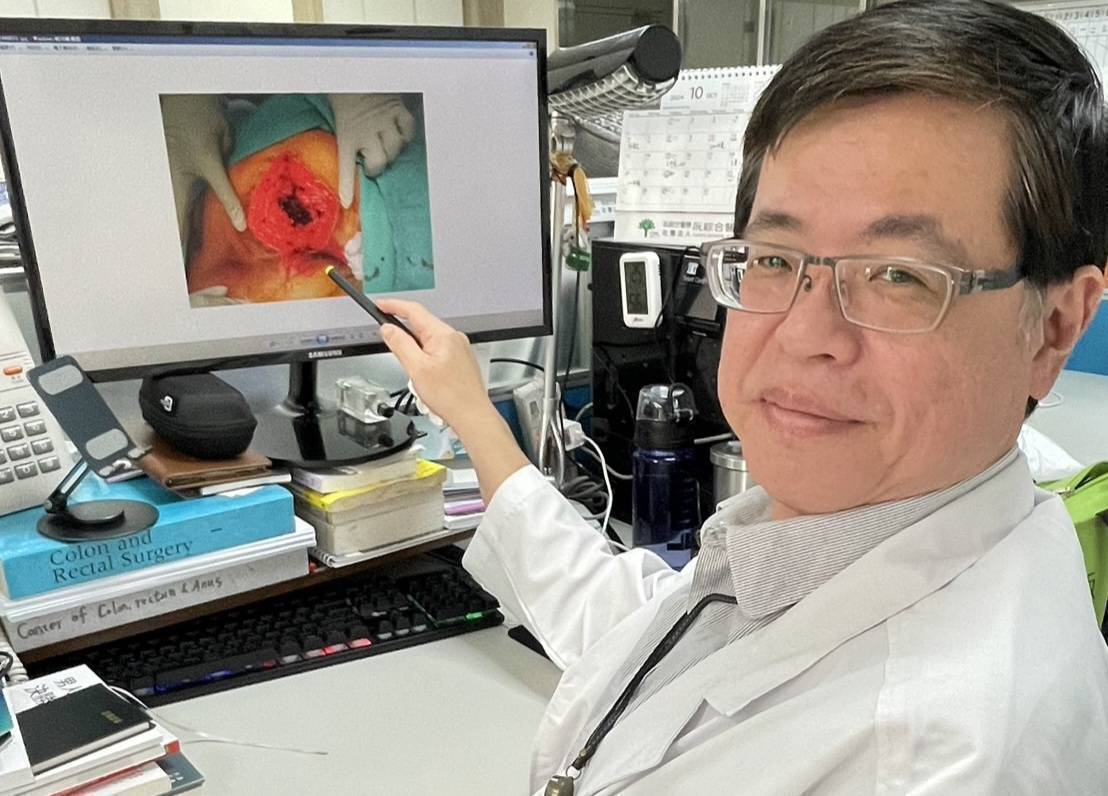 壯男蹲馬桶摔落受傷 屁股一道25公分撕裂傷 醫護清創縫合並另造廔口