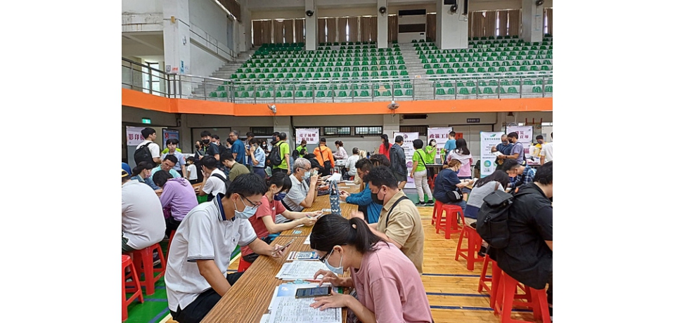 來面試就給糖 !高雄市勞工局10月26日於福誠高中舉辦聯合徵才活動