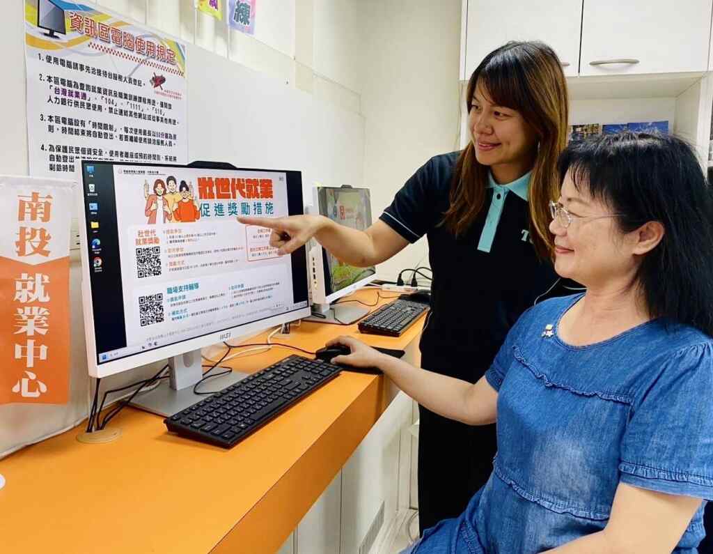 ▲就服員解說壯世代就業促進獎勵。(記者林明佑翻攝)