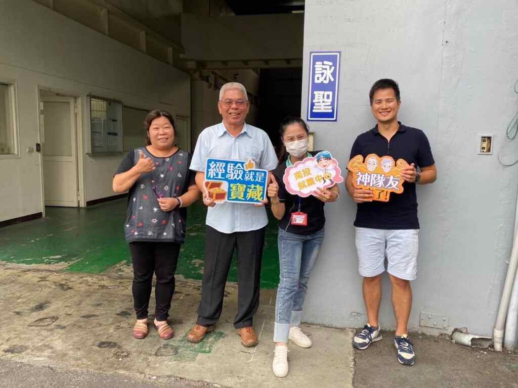 ▲就服員回廠訪視了解昌哥對新工作勝任愉快。（記者林明佑翻攝）