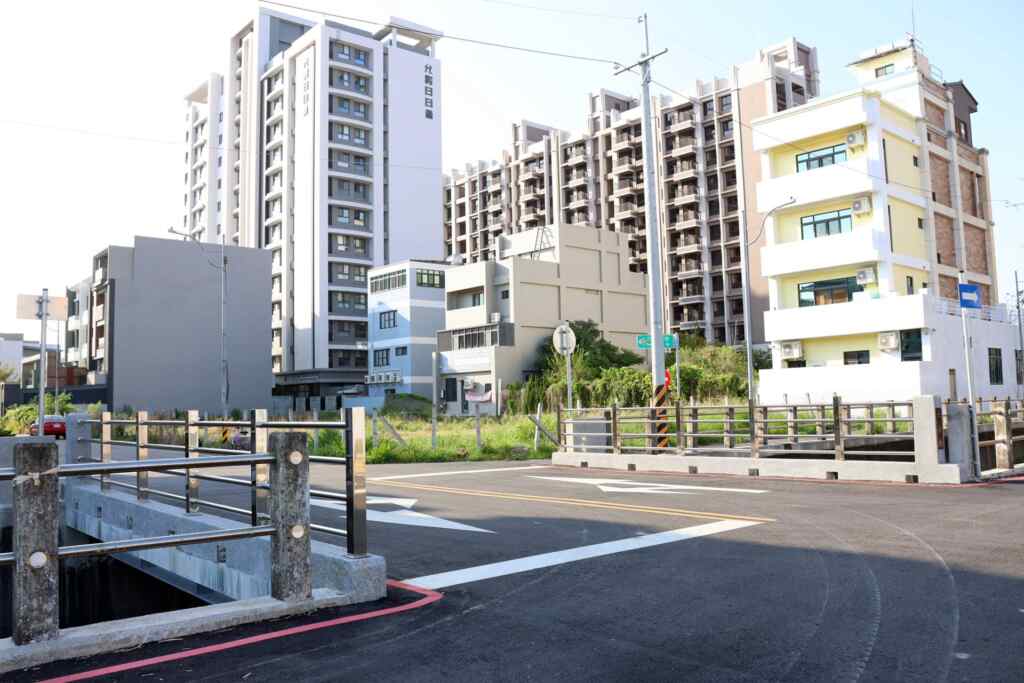 ▲員林市六合橋正式完工通車,解決當地居民長期交通不便問題,市長游振雄強調,這座橋不僅是基礎建設的進展,也是對居民需求的回應,預期將帶動周邊商業發展。(員林市公所提供)