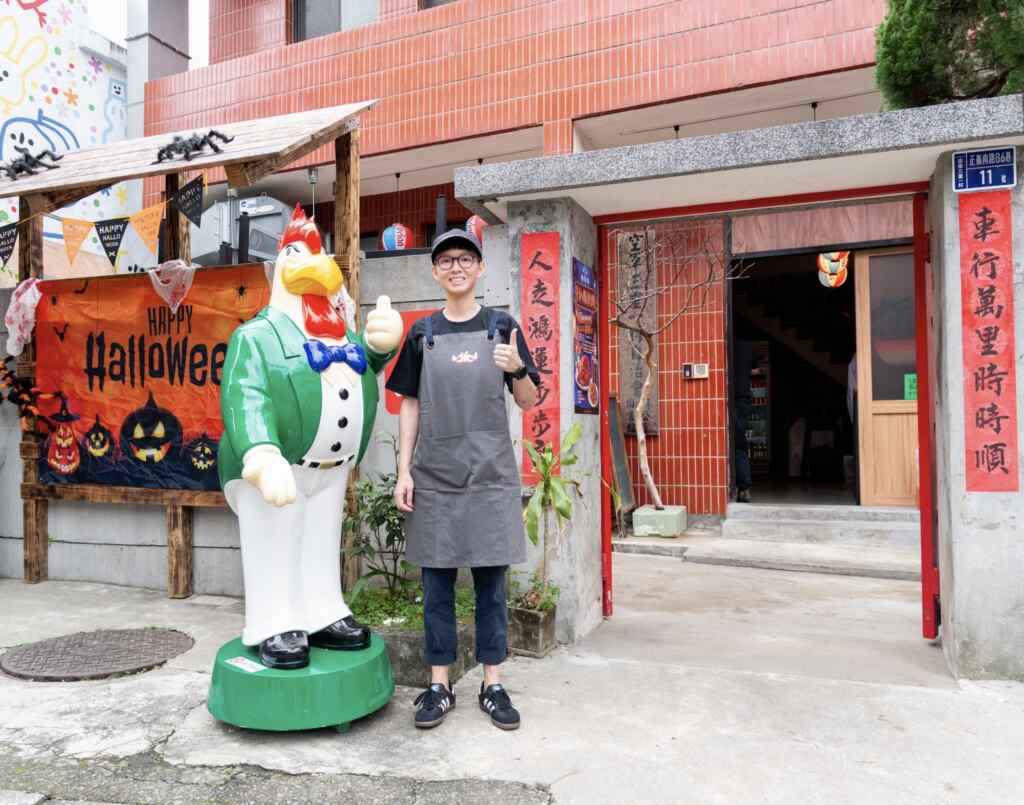 ▲此次手扒雞快閃活動特別選擇在三重眷村氛圍濃厚的「擺渡人29！」希望讓粉絲在充滿懷舊感的場所，重溫香鷄城經典烤雞的美好滋味。（圖／香鷄城提供）