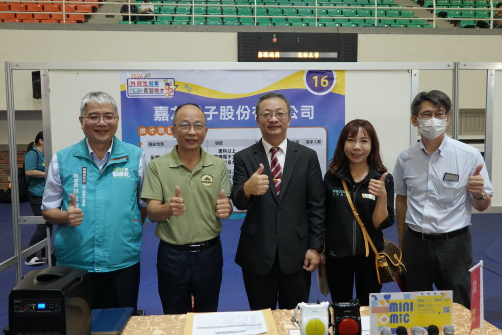 （左一）勞青處副副長林俊傑（中）蔡宏榮校長，至各攤位關心求職同學