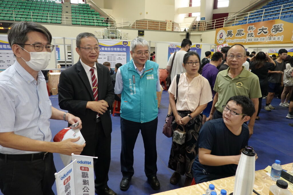 （左二）蔡宏榮校長及（中）勞青處副副長林俊傑，至各攤位了解學生求職狀況