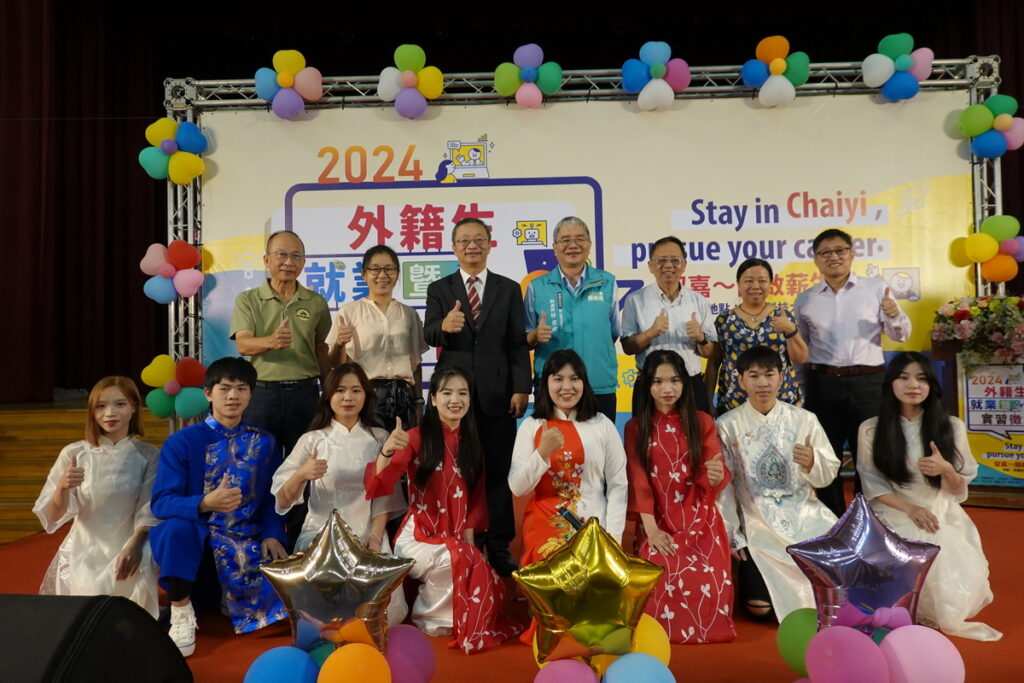 2024外籍生就業暨實習博覽會吳鳳科大外籍生帶來精彩的表演，並與貴賓合照