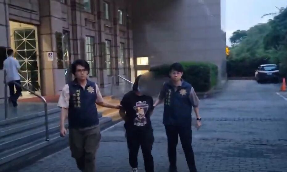 太陽聯盟為錢甘當賣國賊　吸收現役軍人舉紅旗拍投降片 227
