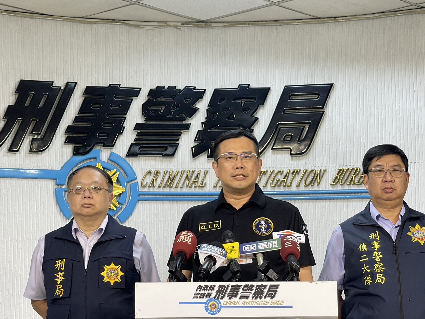 太陽聯盟為錢甘當賣國賊　吸收現役軍人舉紅旗拍投降片 229