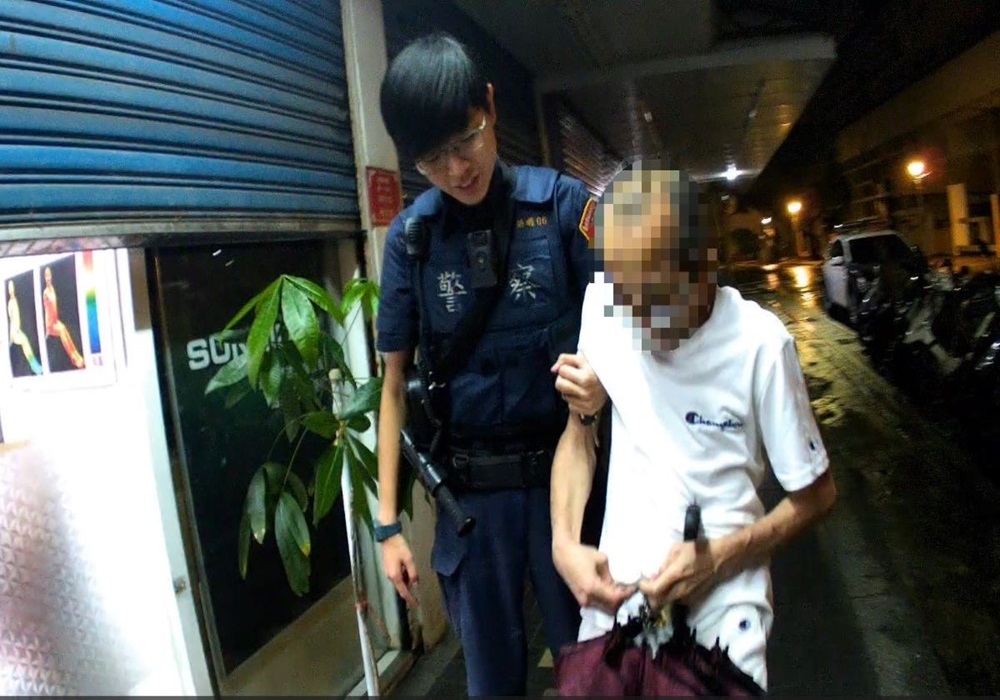 6旬翁步行跌倒動彈不得 內湖警貼心揹扶助返家 219 248241024a08