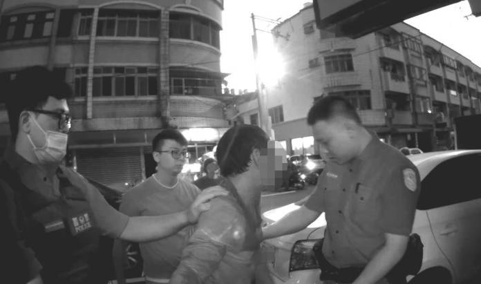 失聯移工遭攔查心虛逃跑秒遭逮 警一聞這味道尷尬了 21 416388 0