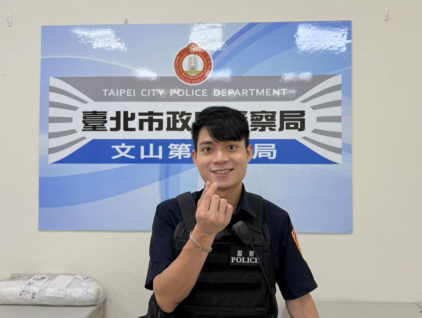 景美派出所警員林昱瑋提醒民眾,詐騙集團常利用社交媒體和交友平台,以曖昧或戀愛的方式接近受害者,並藉此進行假投資或金錢詐騙。(記者 黃荷琇翻攝)