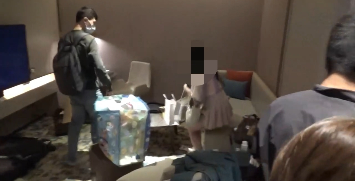 台北市刑大專案小組逮黃牛集團夫妻檔。(記者徐煜勝翻攝)