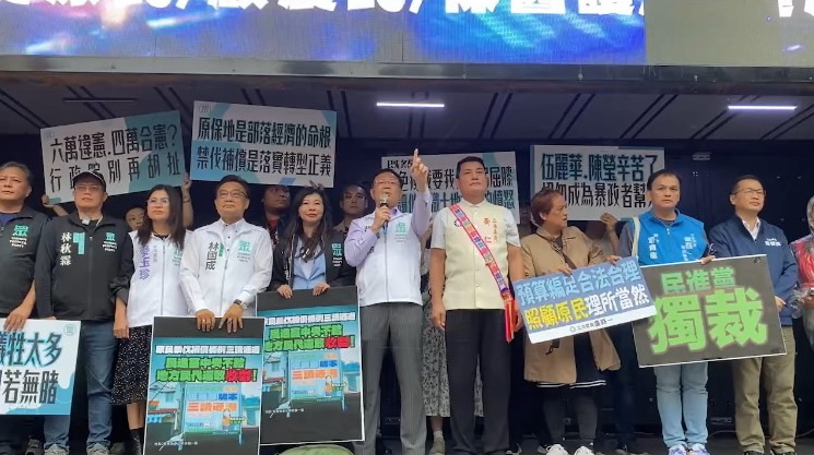 張啟楷表示,民國100年,當時立法院三讀通過公糧收購價格每公斤調漲3元,隔年行政院就編列了相關預算。(記者包克明 攝)