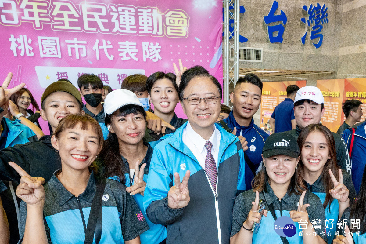 張市長與選手開心合影。<br /><br />