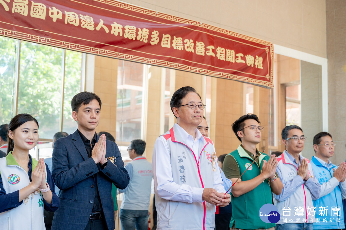 張市長和貴賓一同祈求工程順利。<br /><br /> <br /><br />