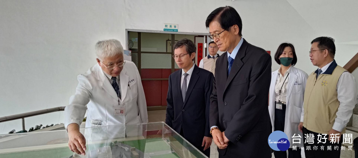 新竹分院院長陳曾基介紹分院院區，右起輔導會主委嚴德發及北榮副院長林永煬。