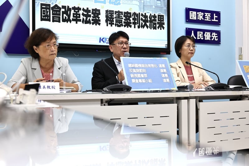 國民黨立法黨團25日在立院召開記者會回應釋憲結果,黨團書記長林思銘(中)、立委翁曉玲(右)、開南大學法律學系兼任副教授仉桂美(左)出席。中央社