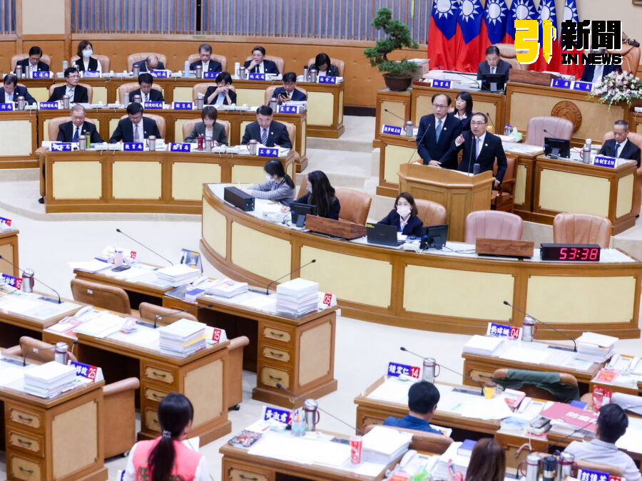 圖/新北市議員張嘉玲質疑,希望捷運局提供細項說明,卻只給了2張紙,市府還未跟中華工程簽約就開始修,是否符合採購法?(記者陳志仁攝,2024.10.25)