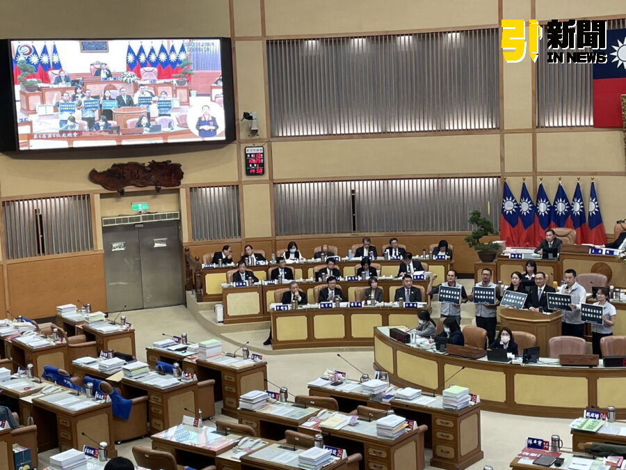 圖/民進黨新北市議會黨團副召張錦豪今(25)日與議員戴瑋姍、蘇錦雄、顏蔚慈及林秉宥,針對「原住民族權益」的議題質詢新北市長侯友宜。(記者陳志仁攝,2024.10.25)