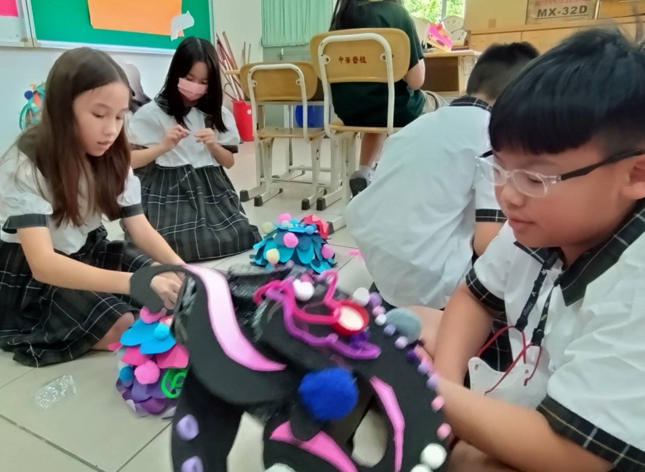 ▲全班發揮群策群力的團隊精神,一起製作遊街派對的道具。（圖/華藝附小提供）