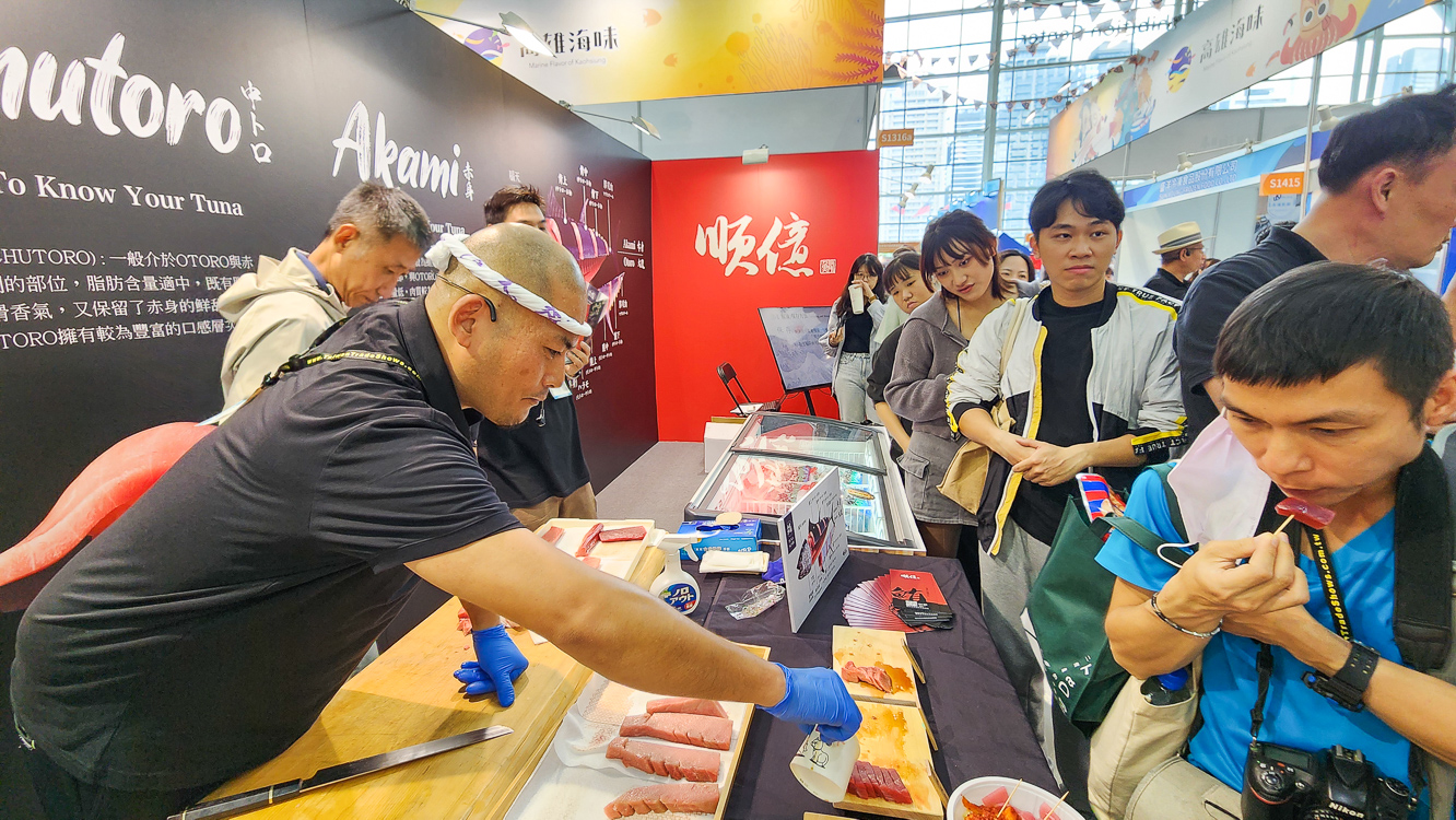 ▲高雄國際食品展今年以「魷秋樂園･義魷味勁」每天都吸引不少人觀賞。（圖/記者黃淑貞攝）