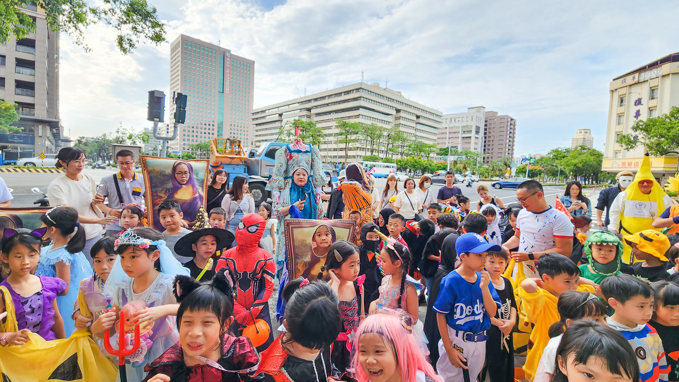 ▲一群「妖魔鬼怪」來到民權路派出所，沿途挨家挨戶地索要糖果。（圖/記者黃淑貞攝）