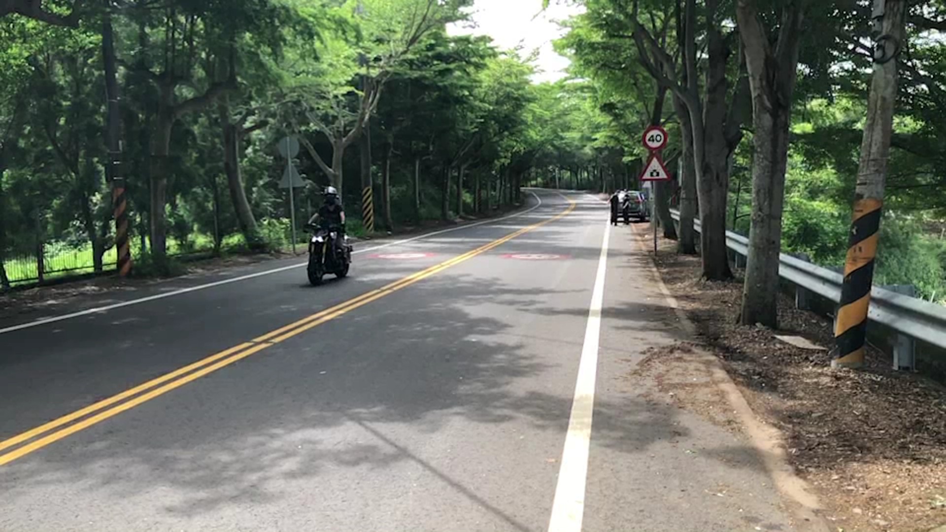 ▲彰化139線縣道因彎道多，且常有機車騎士進行競速，為降低交通事故發生率，交通處則研擬新增固定式測速照相桿或區間測速。（記者張溎壕攝）
