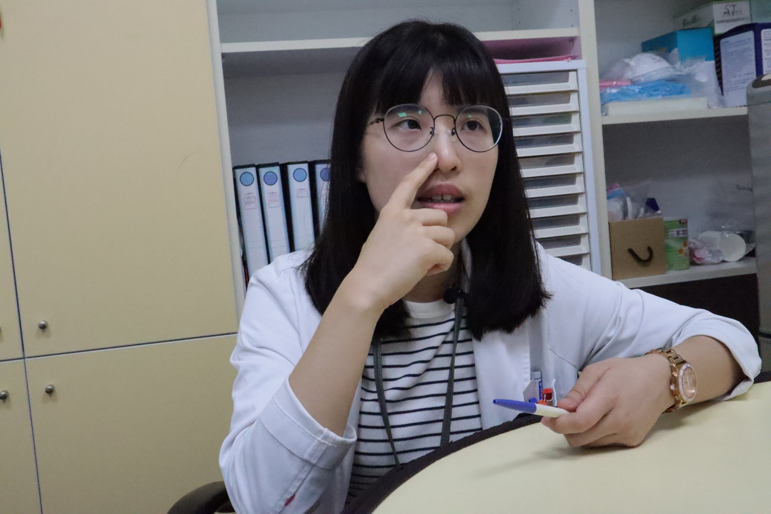 ▲語言治療師顏婧縈示範「前置共鳴」發聲法。（彰化醫院提供）