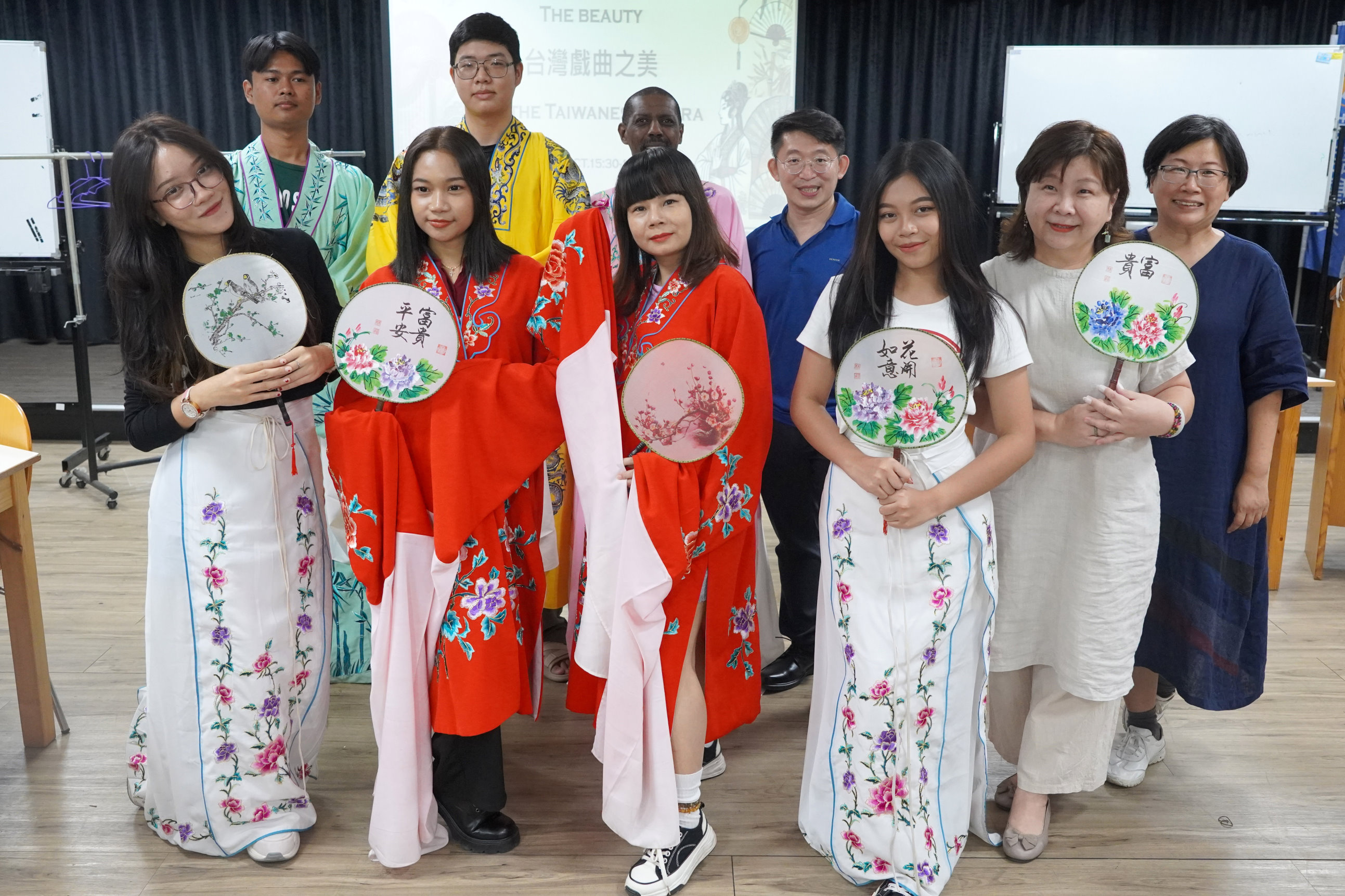 ▲大葉大學華語教學中心舉辦「戲曲之美」文化體驗,國際學生透過古箏演奏與歌仔戲服裝體驗,近距離感受中華傳統藝術的獨特魅力。(記者張溎壕攝)