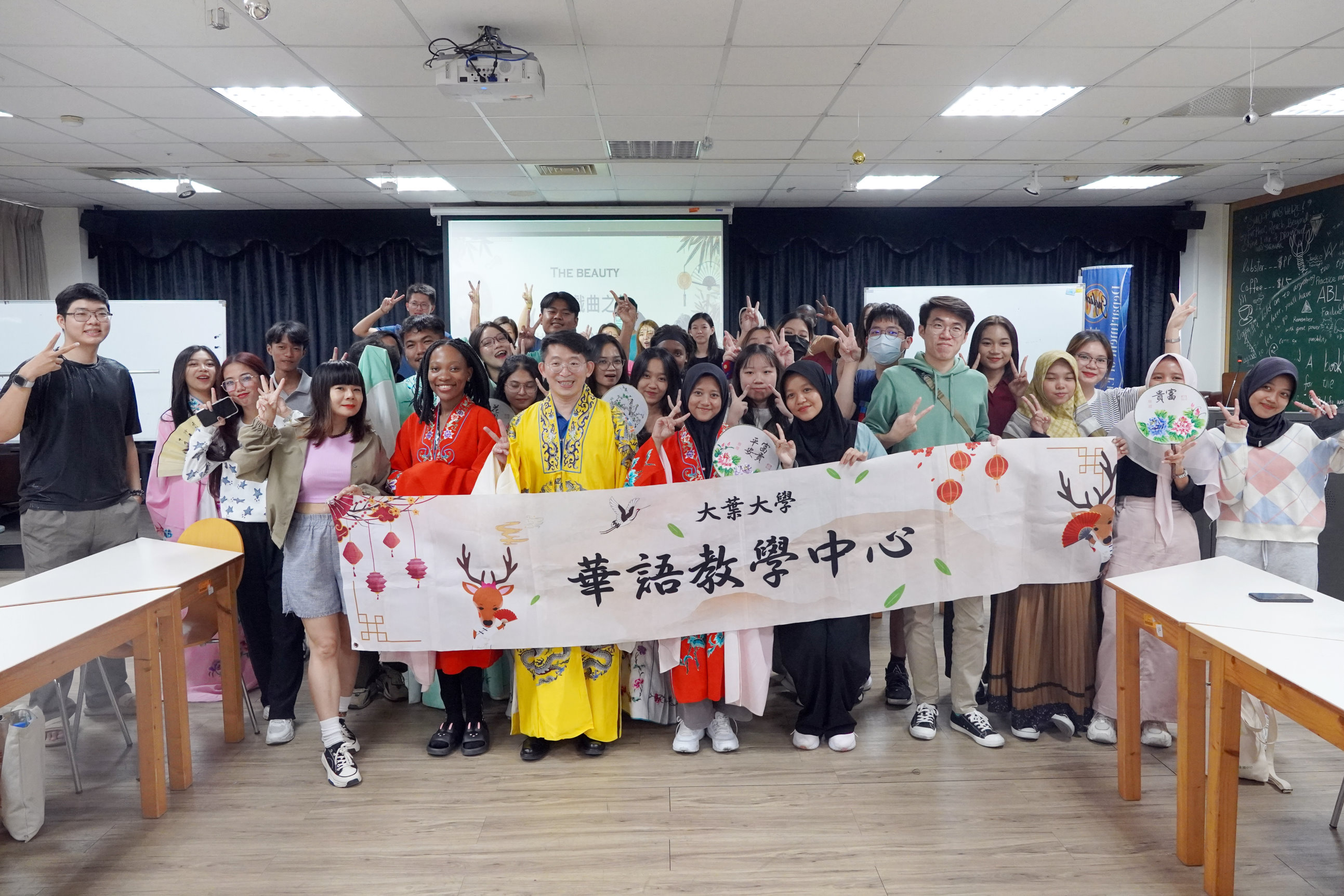 ▲大葉大學華語教學中心舉辦「戲曲之美」文化體驗，國際學生透過古箏演奏與歌仔戲服裝體驗，近距離感受中華傳統藝術的獨特魅力。（記者張溎壕攝）
