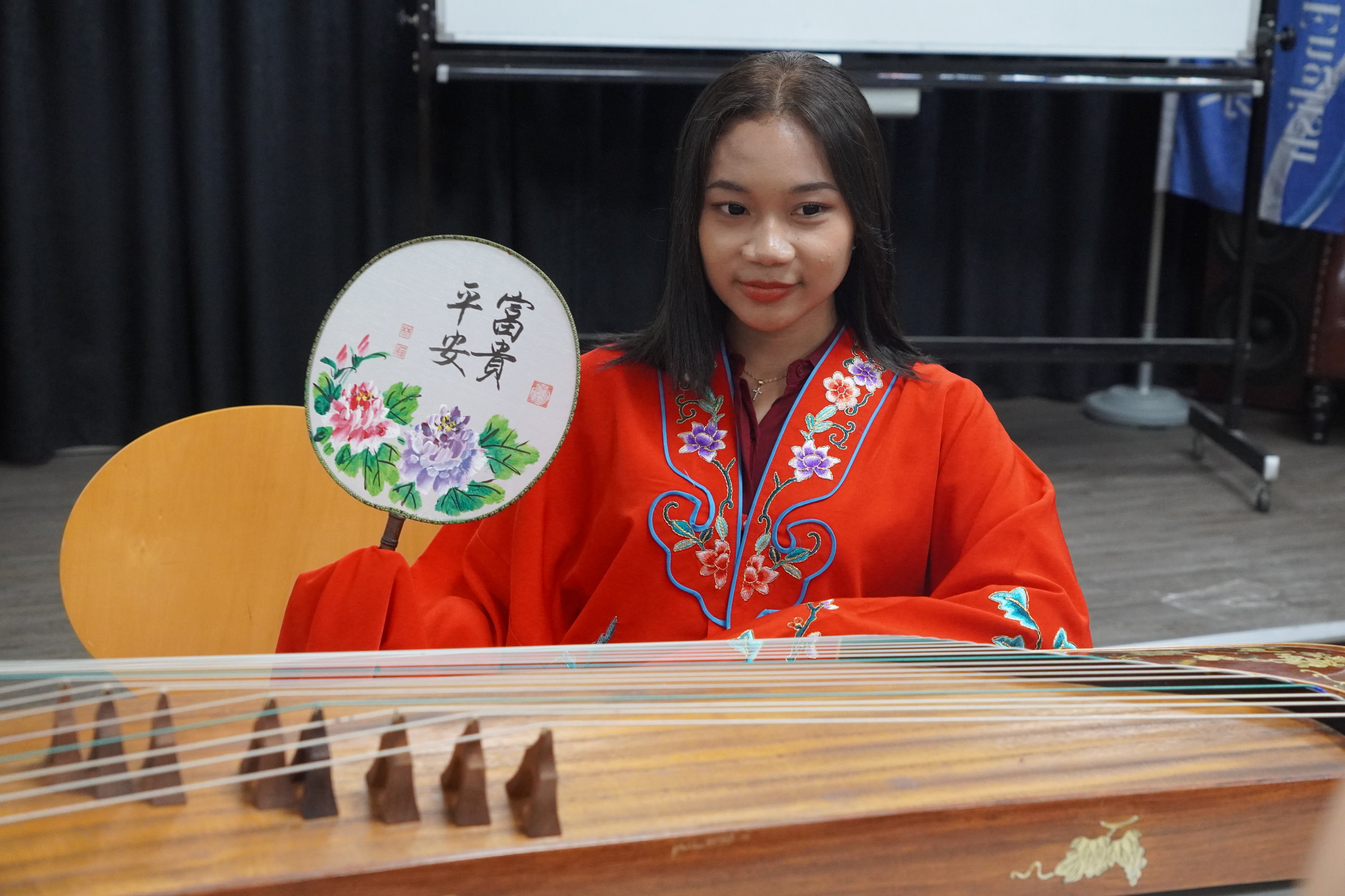 ▲大葉大學華語教學中心舉辦「戲曲之美」文化體驗，國際學生透過古箏演奏與歌仔戲服裝體驗，近距離感受中華傳統藝術的獨特魅力。（記者張溎壕攝）