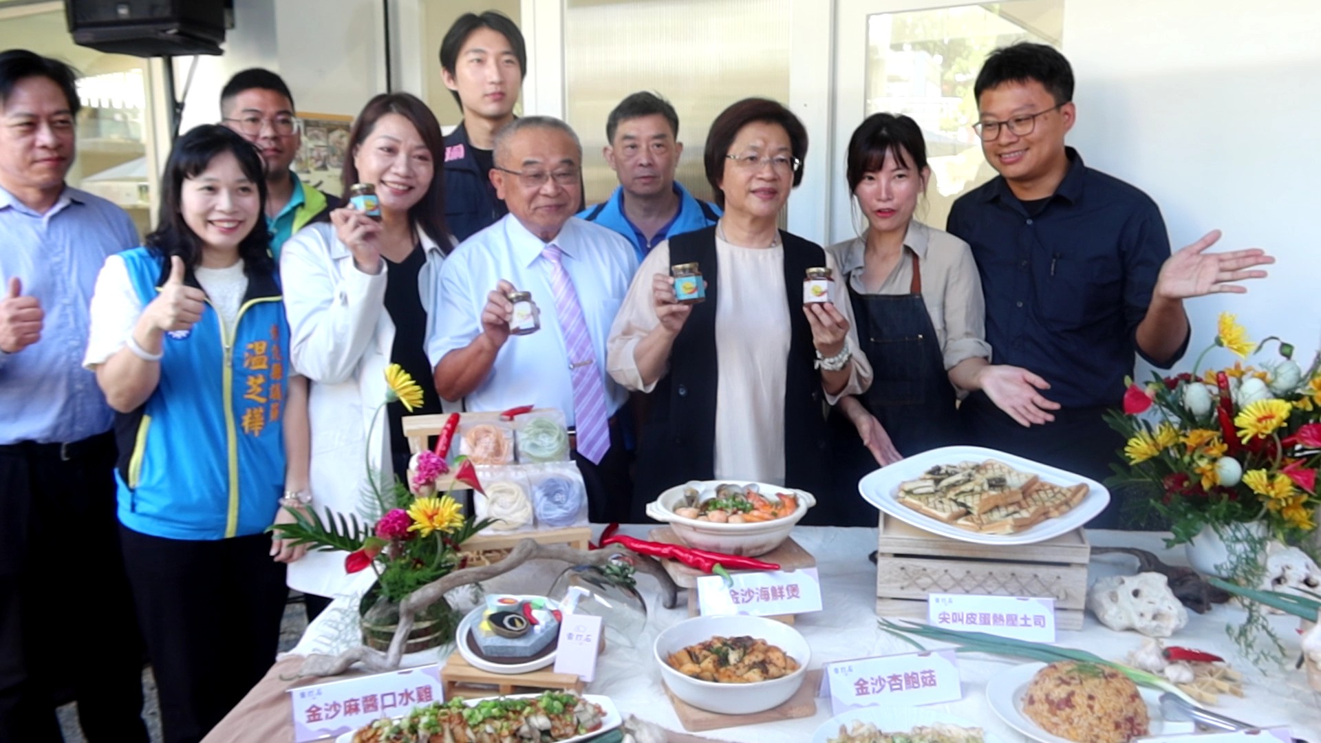 ▲彰化縣長王惠美頒發最高30萬元的青年創業補助金，給「雷打石」年輕創業者李彥潁、李芳夫婦，鼓勵他們的創業成果。（記者張溎壕攝）