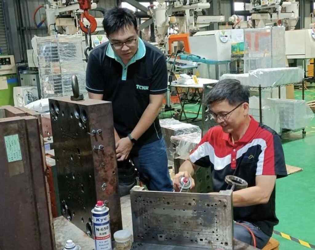 ▲就服員回廠訪視廷哥工作的情形。(記者林明佑翻攝)