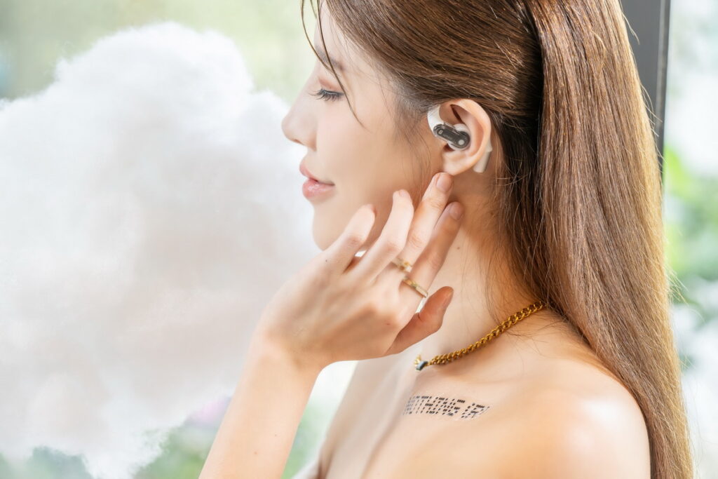Ear (open) 承襲 Nothing一貫的設計美學,以經典白色搭配透明質感,展現極具時尚的外觀