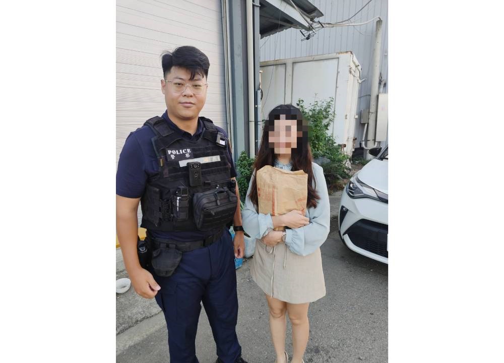 牛皮紙袋路邊躺5天 警調電眼追查萬餘現金物歸原主 226 cnews204241025a11