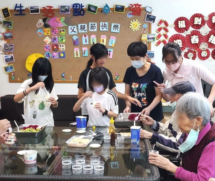 長輩動手做「繽紛水果優格」 北榮桃園分院:有助維持認知功能 85 志工小朋友與護理之家長輩同樂 0