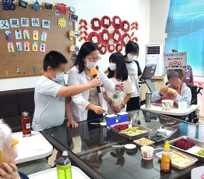 長輩動手做「繽紛水果優格」 北榮桃園分院:有助維持認知功能 86 營養師示範製作 0