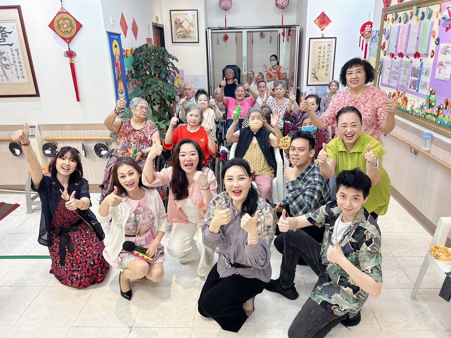 命理師沈嶸至「臺北市私立奇里岸老人長期照顧中心」進行公益演唱,現場長輩們反應踴躍,氣氛歡樂。 (圖/沈嶸魔法命理學院提供)