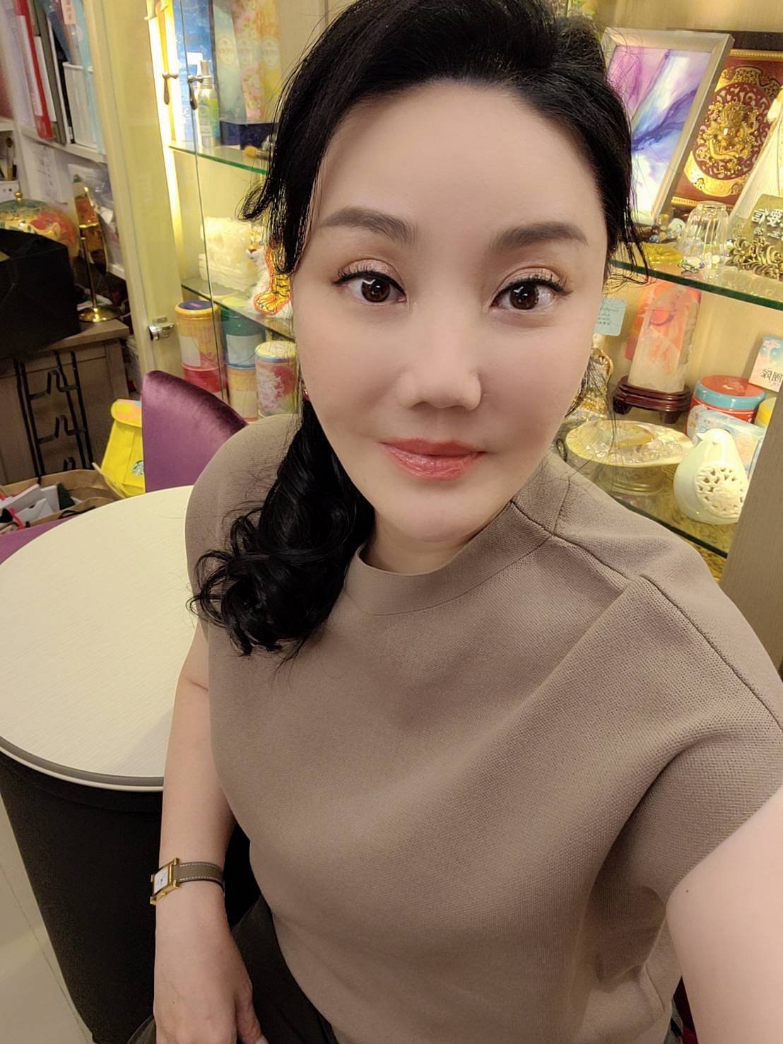 命理師沈嶸對於胡瓜喊話張菲復出合作有話說。 (圖/沈嶸魔法命理學院提供)