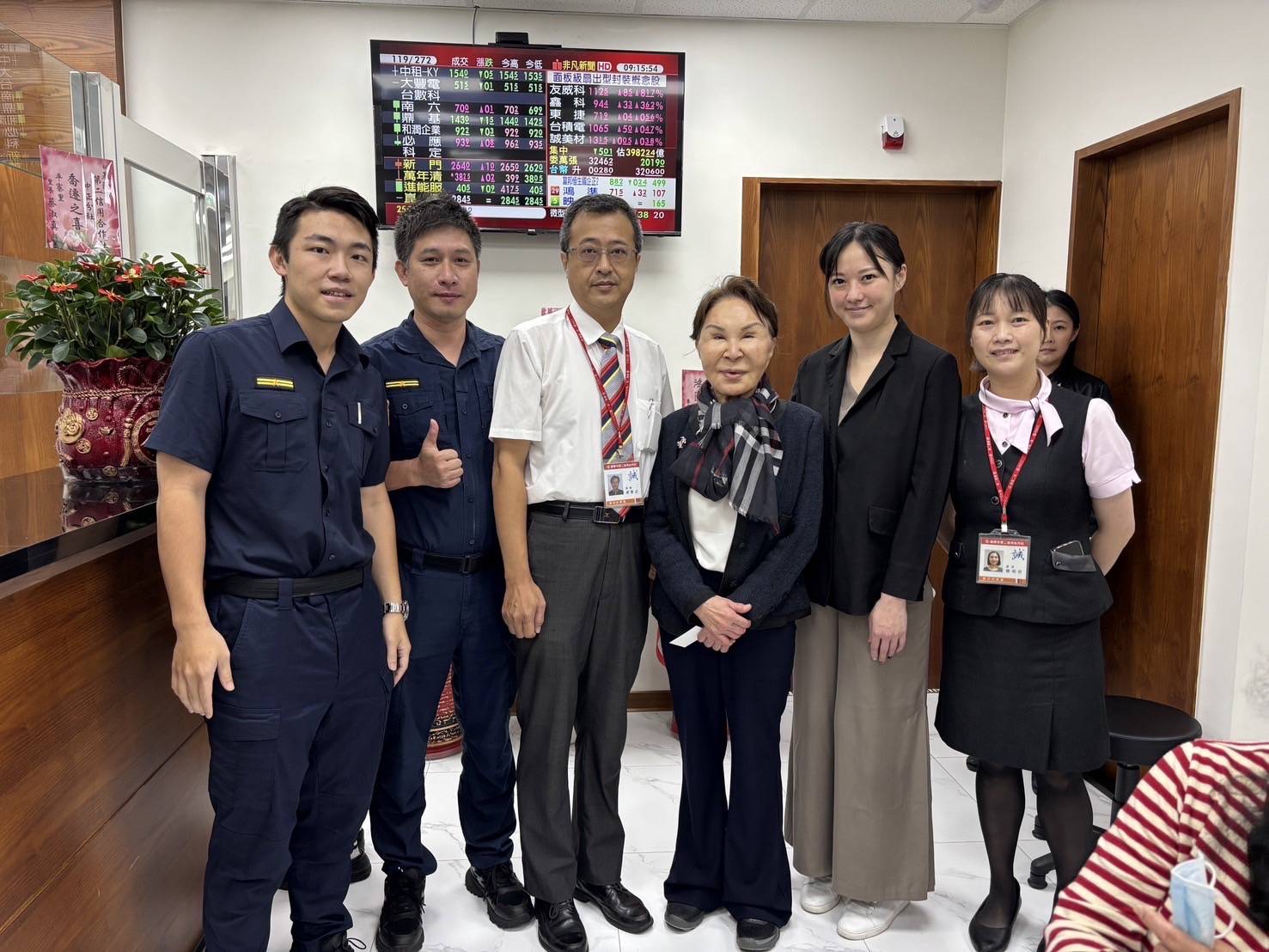 警方與二信團隊合影。(記者薛秀蓮翻攝)
