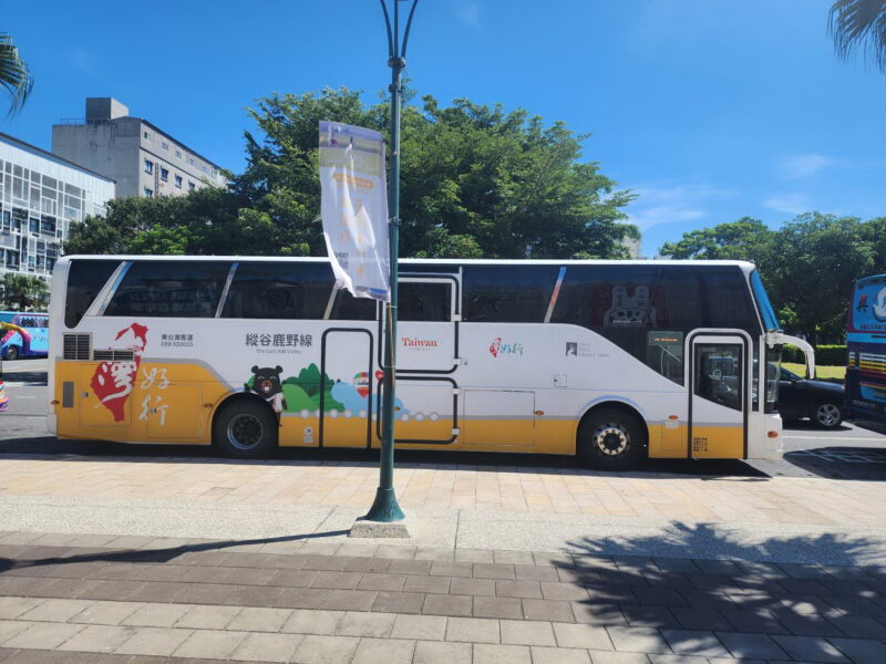圖文:全新遊輪式台灣好行縱谷鹿野線邀橘世代銀髮族買優惠套票加碼再加碼之縱谷鹿野線新塗裝。