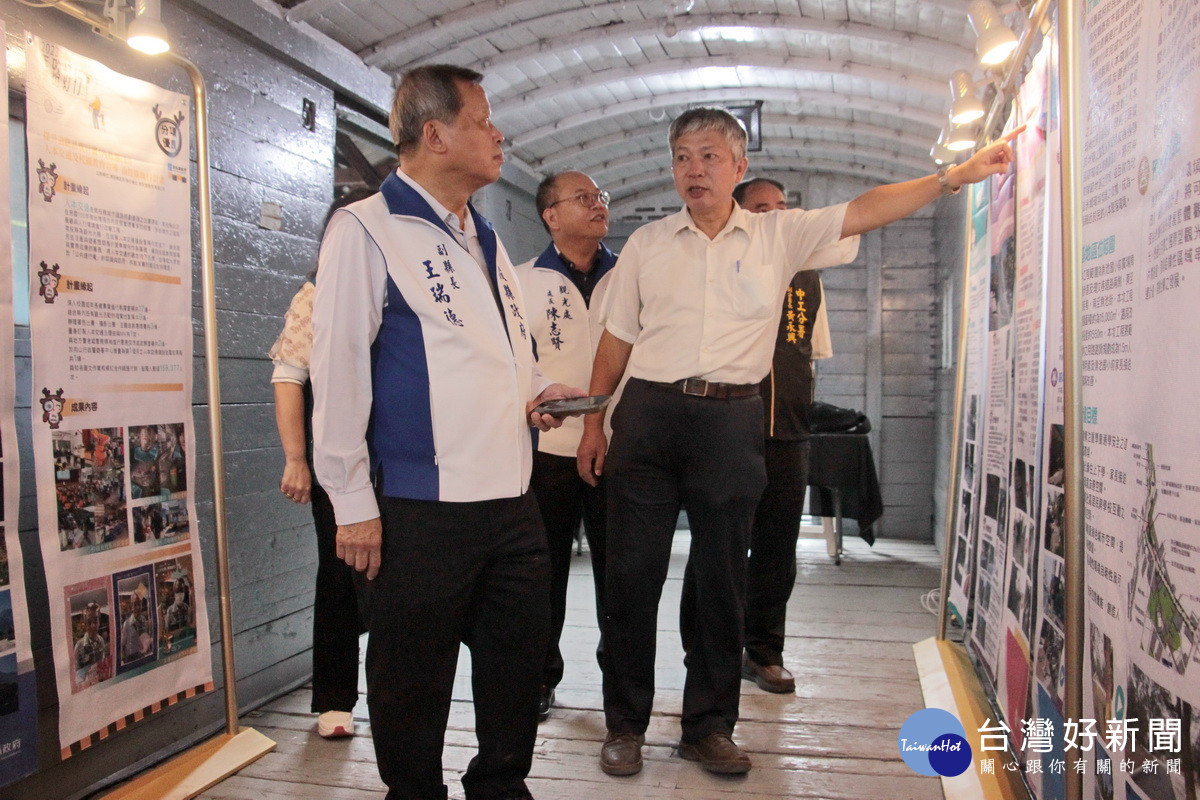 蘇建隆副總工程司向王副縣長解說人本交通建設。(南投縣政府提供)
