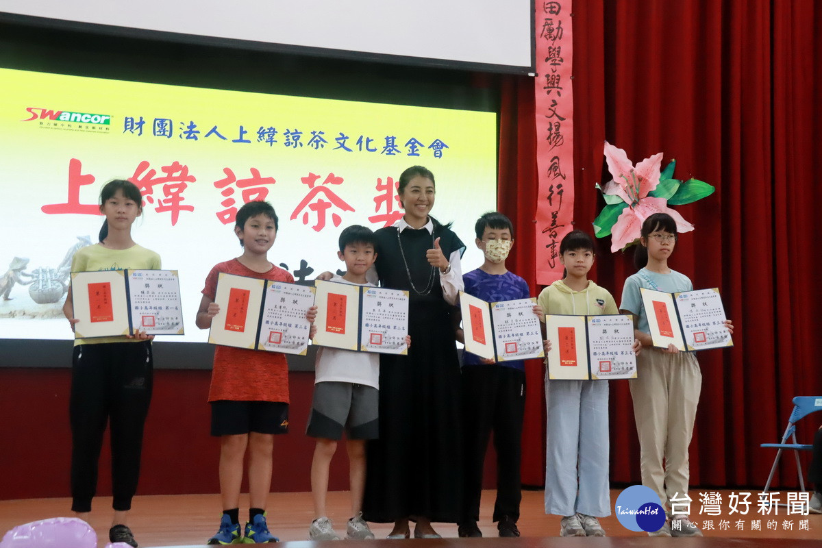 許淑華縣長為國小學童頒獎。(記者扶小萍攝)<br /><br />