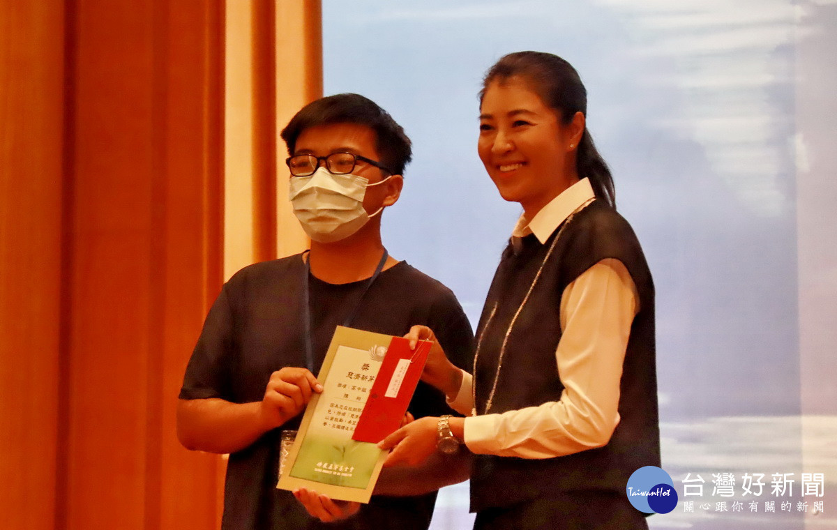 許縣長鼓勵陳柏佑積極向學要不忘初心。(記者扶小萍攝)
